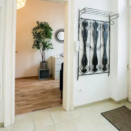 Opera With Three Bedroom W Ac Lägenhet