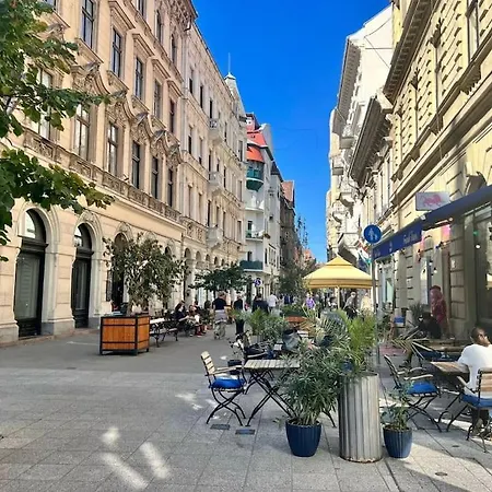 Opera With Three Bedroom W Ac Budapeste